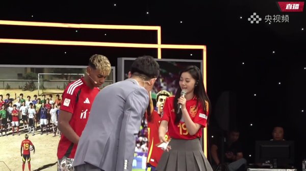 亚马尔做客天下古代足球    收到折扇礼物，女球迷教亚马尔用中文念小孩哥
