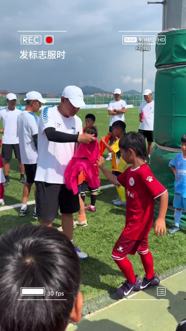 小孩子领背心没说谢谢，孙继海：先做好人然后才是射门，我想坚守
